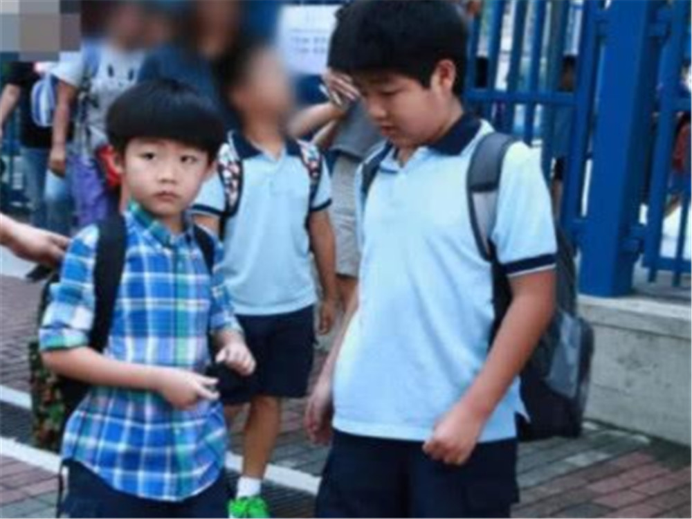 小儿子染上流感发烧40度,听到2个孩子的话,陈