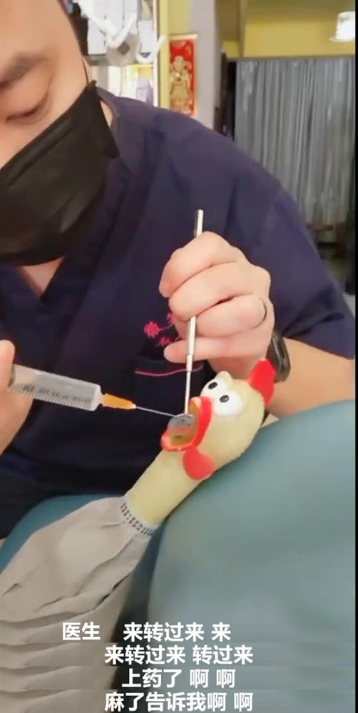 你想啊,牙医一脸严肃地戴着口罩,拿着冰冷的器械,电钻声一响,震得头皮