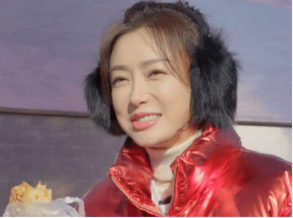 秦岚穿古装过年很应景,37岁还被喊小姑娘,林依