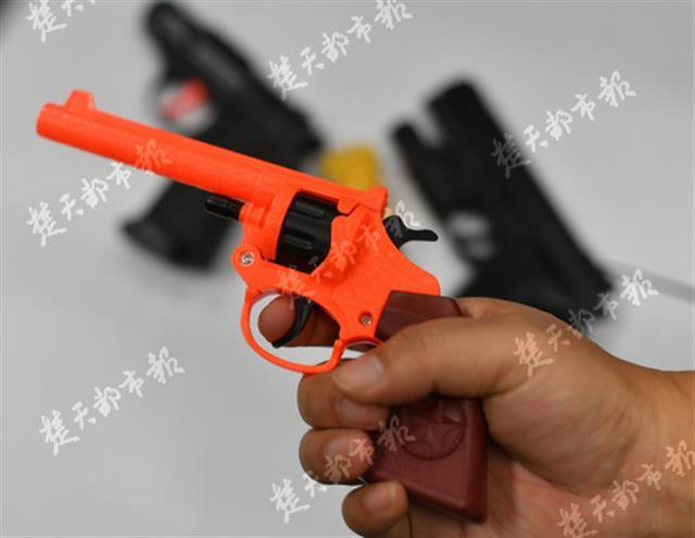 武汉文具店疑卖超标玩具枪 危险性相当大