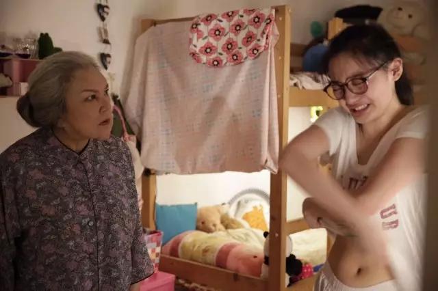 《 同班同学 》,女新人半裸拍戏 被老戏骨真打,喝