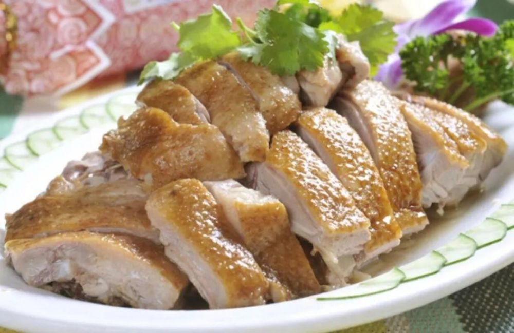烹饪成白斩鸭的同时,保留了鸭肉最原汁原味的口感.