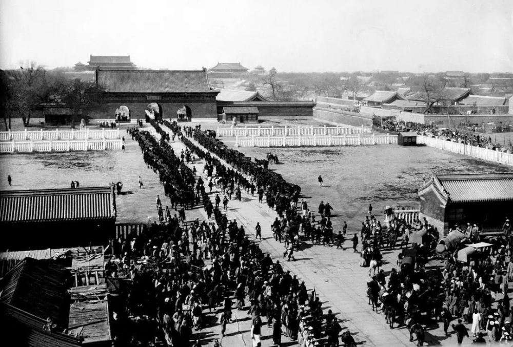 老照片:中国百姓帮八国联军搭梯子攻入紫禁城