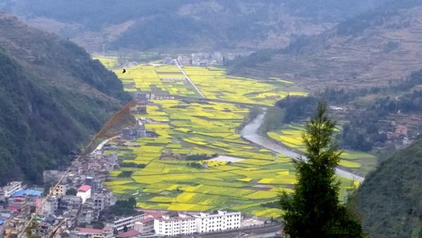 保靖,龙山三县边陲,距龙山城区77公里,东南连永顺县,西交苗儿滩镇,北