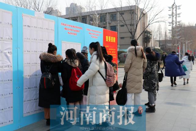 2019河南艺考现场:女生女生中脱鞋袜男生军大寒风应聘图片图片
