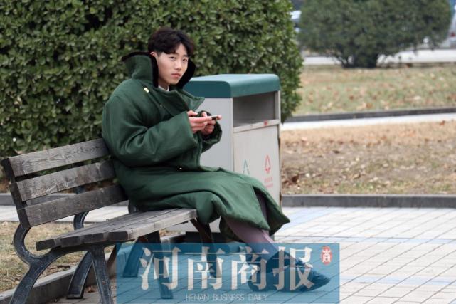 2019河南艺考现场:高一男生中脱鞋袜女生军大寒风空气女生刘海图片