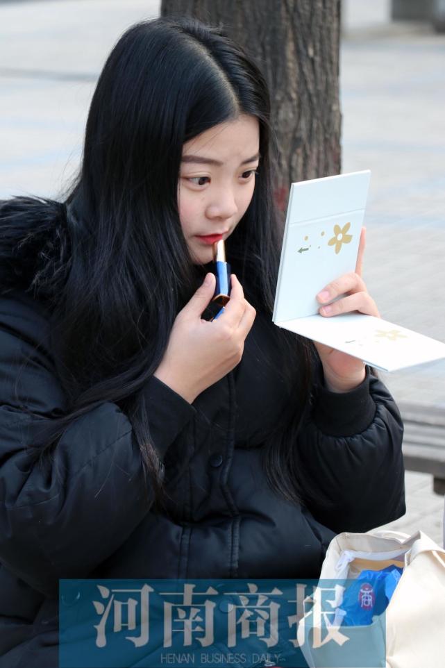 2019河南艺考现场:男生女生中脱鞋袜女生军大吃寒风痰口图片