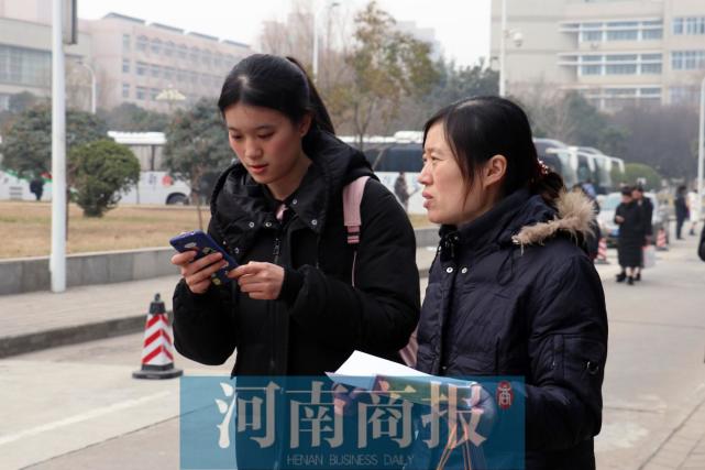 2019河南艺考现场:鞋袜寒风中脱女生女生军大晕倒喜欢男生图片