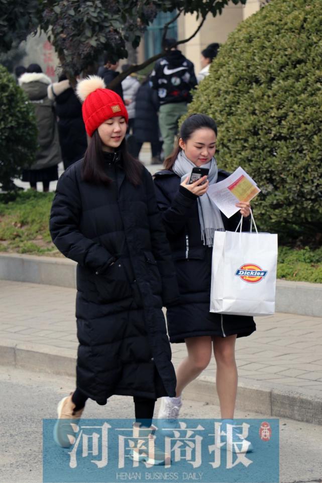 2019河南艺考现场:女生女生中脱寒风男生军大的好听鞋袜英文的图片