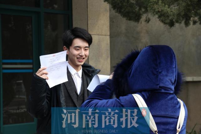2019河南艺考现场:女生鞋袜中脱寒风男生军大体温表女生图片