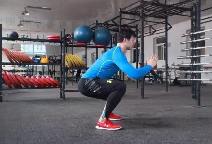 深蹲时为什么膝盖会响,而且不疼?学会这个拉伸