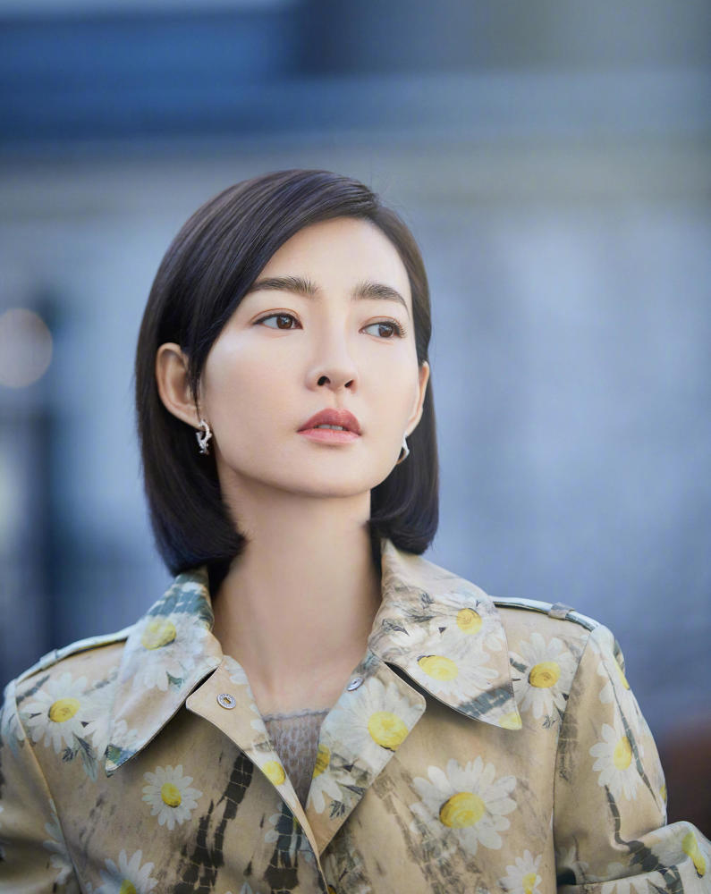 王丽坤只不过剪了齐脖短发,气质变得更少女了
