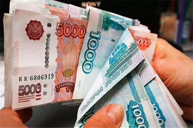 10万卢布相当于1万人民币在俄罗斯能做什么当地美女告诉你