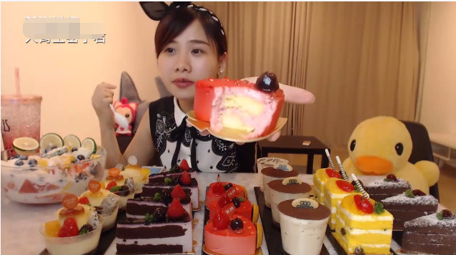 甜品党最爱!大胃王密子君买了26个蛋糕,最后却被蛋糕玩完了