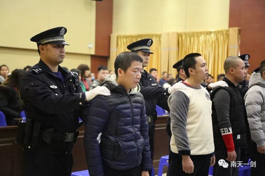 宜州"灵动合作社"涉黑团伙今日宣判,"黑老大"莫淋栋被