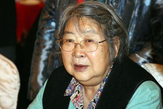 贺子珍回国后想再婚,女儿李敏说了2个字,她大哭之后
