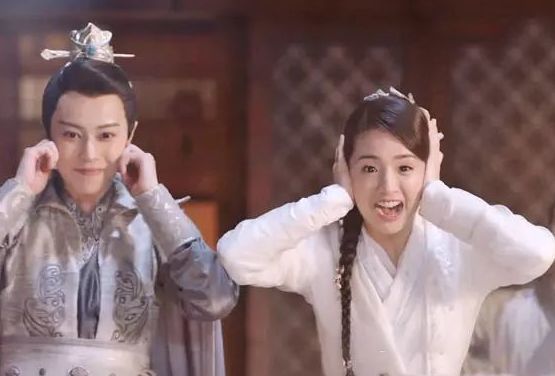 小眼睛、蒜头鼻、下巴后缩是怎么整成当红小生的?AB都跪服