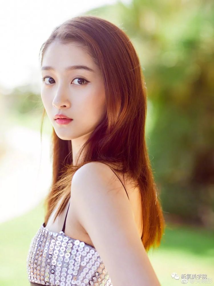 郭碧婷这么多年离不开遮了半张脸的黑长直,全