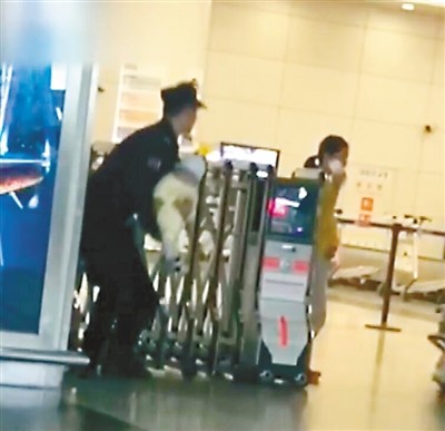 重庆江北机场姿势抱专业保安不孩子?视频暖心所有富源张真相图片