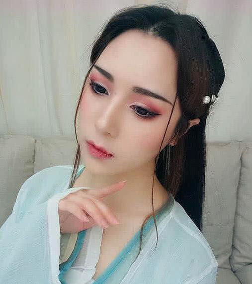 小哥哥cos白蛇缘起,一人分饰三角,小狐妖妆容让人顶不