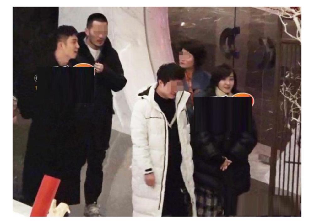 王丽坤和林更新刚破分手传闻,又被拍到与黄景