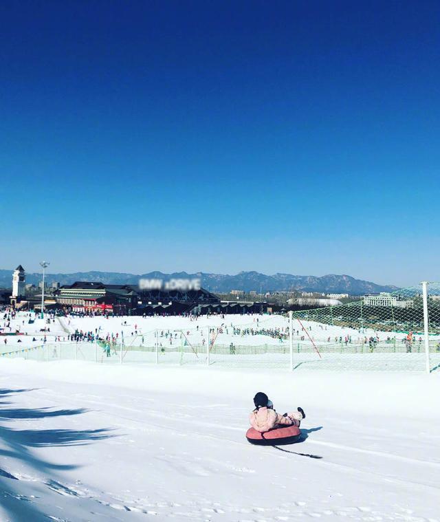 李小璐穿粉色衣服跟甜馨滑雪太温馨,贾乃亮独