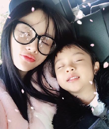 李小璐穿粉色衣服跟甜馨滑雪太温馨,贾乃亮独