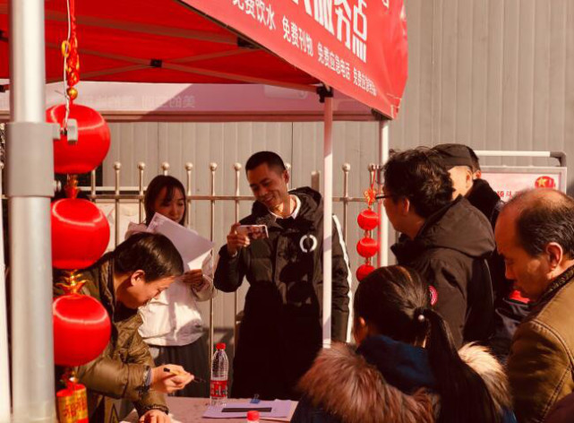 写春联 送春联 西安火车站便民服务站提前营造