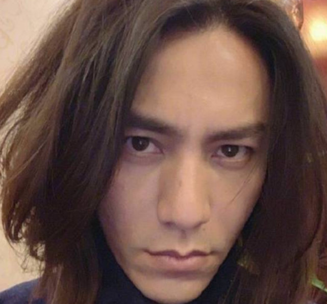 陈坤是b级,谢霆锋是a级,鹿晗是s级,而他是ss级 说到男明星长头发,估计