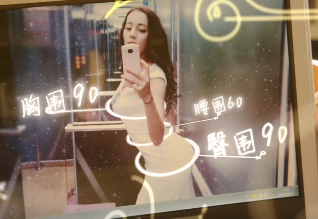 迪丽热巴当众说出自己的三围,称自己没穿胸衣,台下观众反应亮了