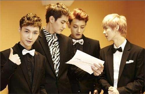 张艺兴常和EXO队友在海外相聚，怪不得和吴亦凡、鹿晗的关系不好