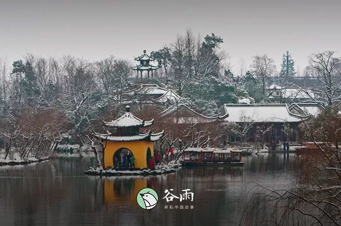 谷雨丨城管冲击考古队 扬州瘦西湖挖掘机前夹