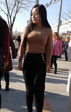 跳广场舞的微胖美女,形象鲜明,在人群中脱颖而出