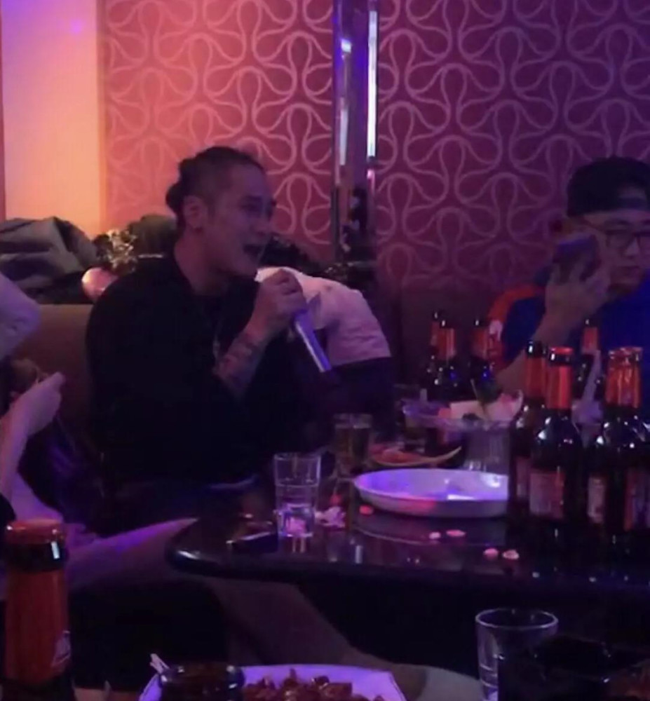 蒋劲夫和解后现身ktv狂喝啤酒整夜飙歌心情好