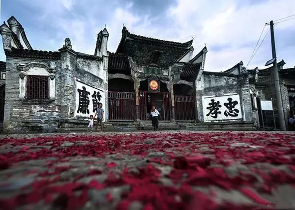 过年为什么要放鞭炮?