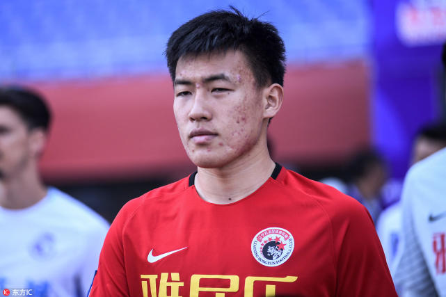 国足集训队球员观战国王杯点赞塞维利亚:强大