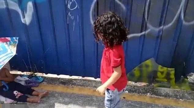 马来西亚男孩撞见街边小乞丐赤脚,立即脱鞋给他暖心举动引人泪崩