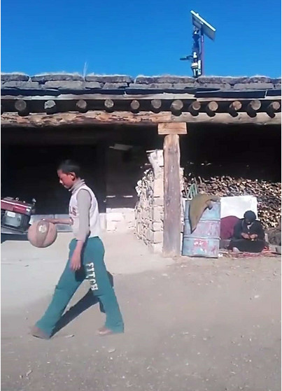 男孩自家私人球场打篮球,看到篮筐的一刹那,