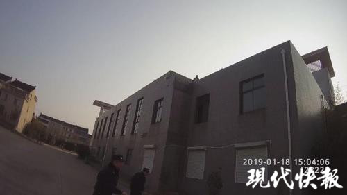 小学生考第一诗兴大发 爬上10米高楼顶望远却