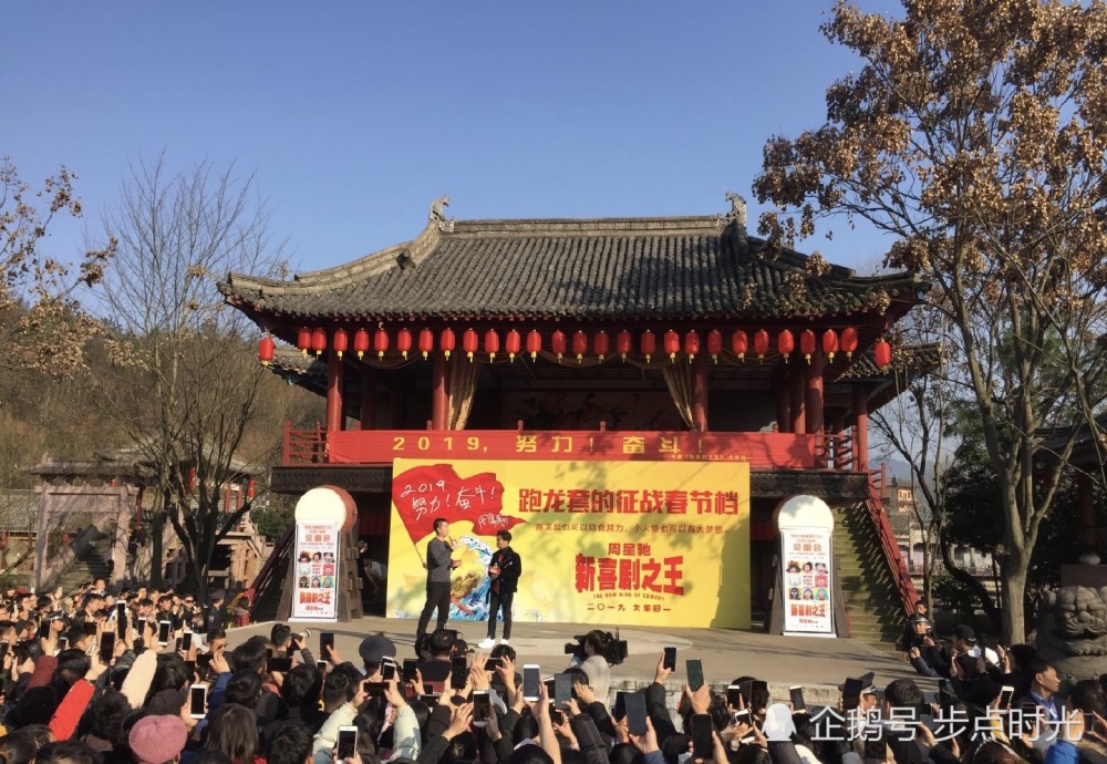 王宝强现身横店鼓励跑龙套演员:小人物也可以