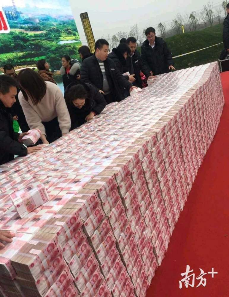 广州猎德400户分红4亿现金,百元钞票垒成墙?村民们
