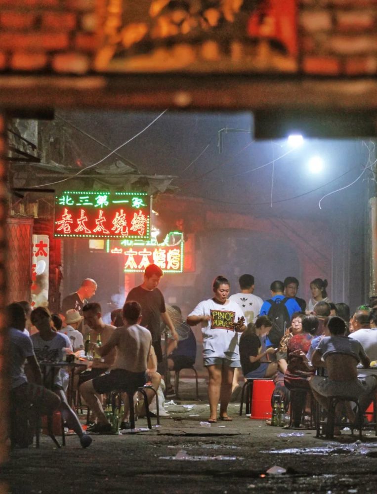 长夜里,烧烤摊,成了承载东北人热情的绝佳场所.图/视觉中国