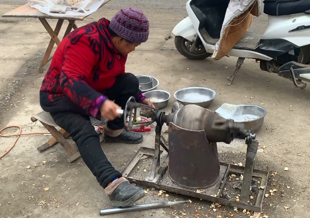 依旧是一对老夫妻带着老式爆米花机在街头现场蹦