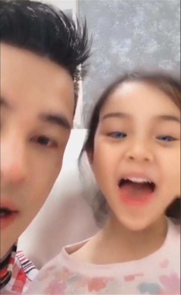 知情人曝李小璐将借甜馨复出,在微博评论区和