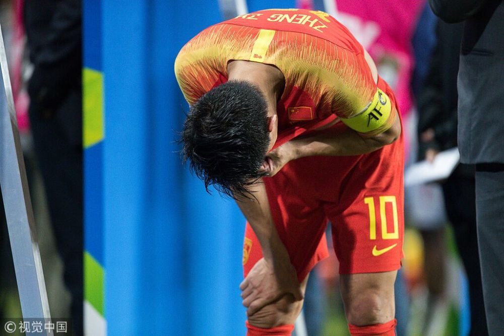 心碎!中国足球,今夜我为你哭泣 39岁郑智哭弯腰