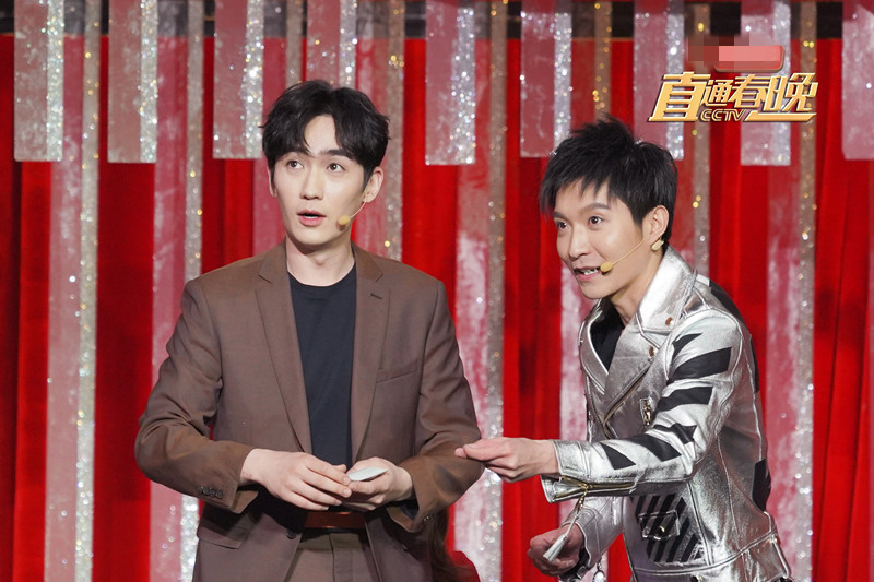 朱一龙卖萌不输迪丽热巴,《直通春晚》舞台星