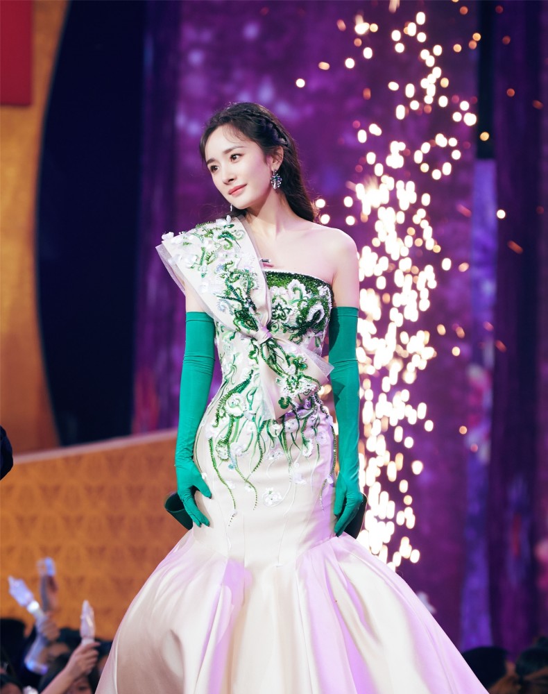 杨幂春晚礼服细节太完美,设计师夸她有仙气,特