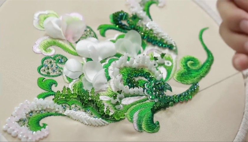 杨幂春晚礼服细节太完美,设计师夸她有仙气,特