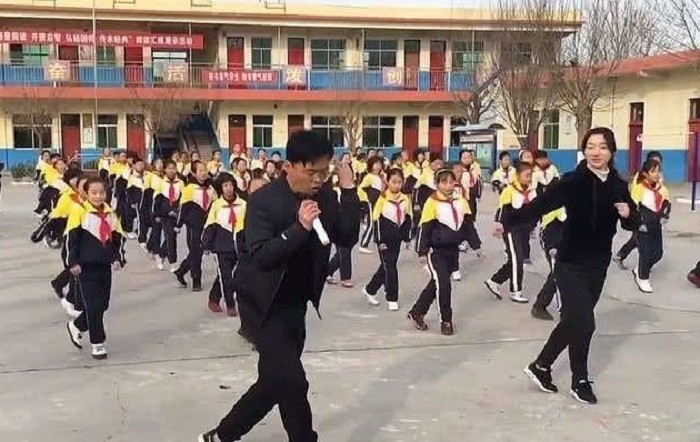 校长带全校学生跳鬼步舞,视频已火到国外,这样
