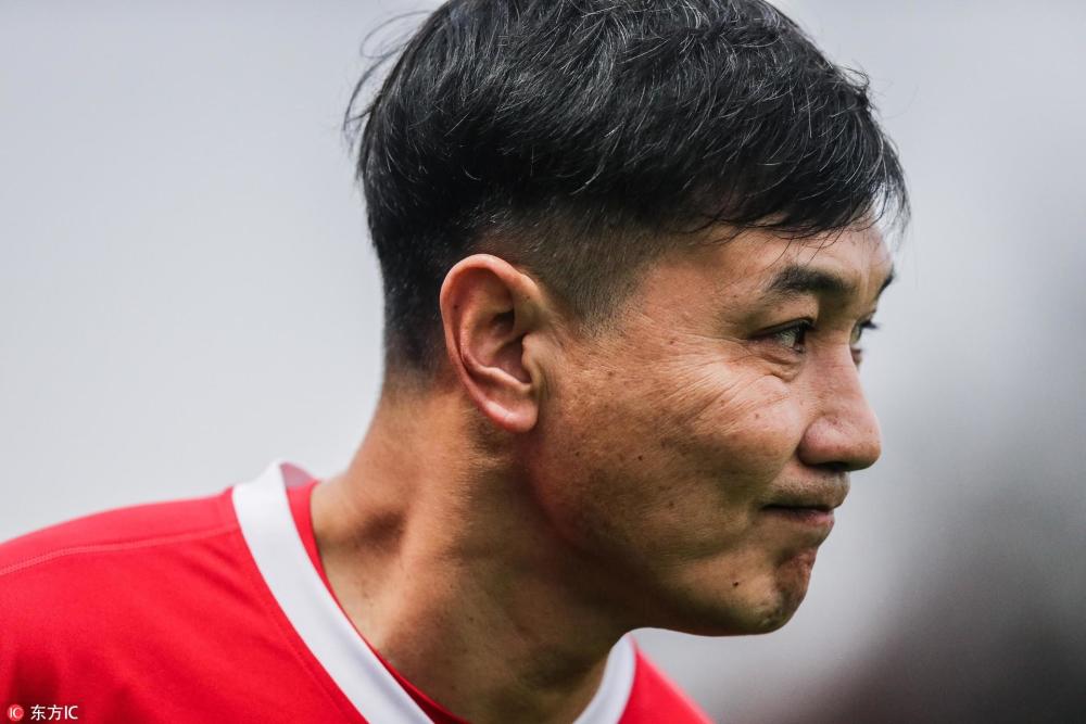 央视名嘴彻夜不眠话聊球迷:受再多刺激 也爱中国足球